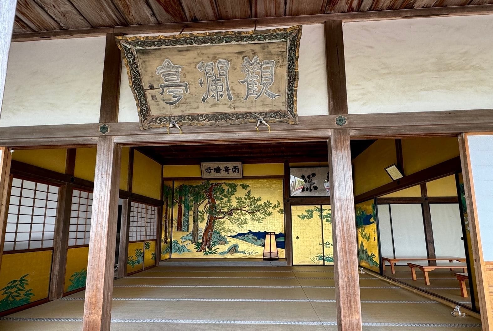 观澜亭室内的障壁画、匾额与木构