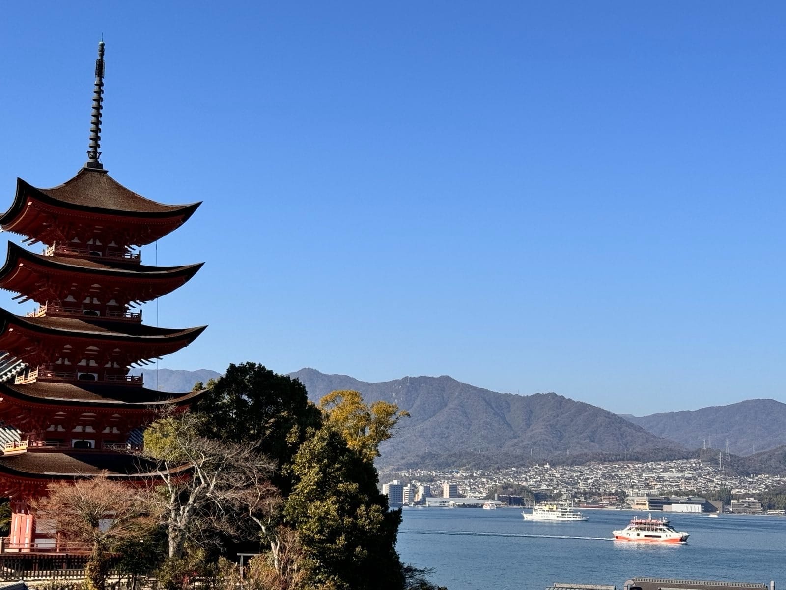宫岛五重塔与远处的濑户内海