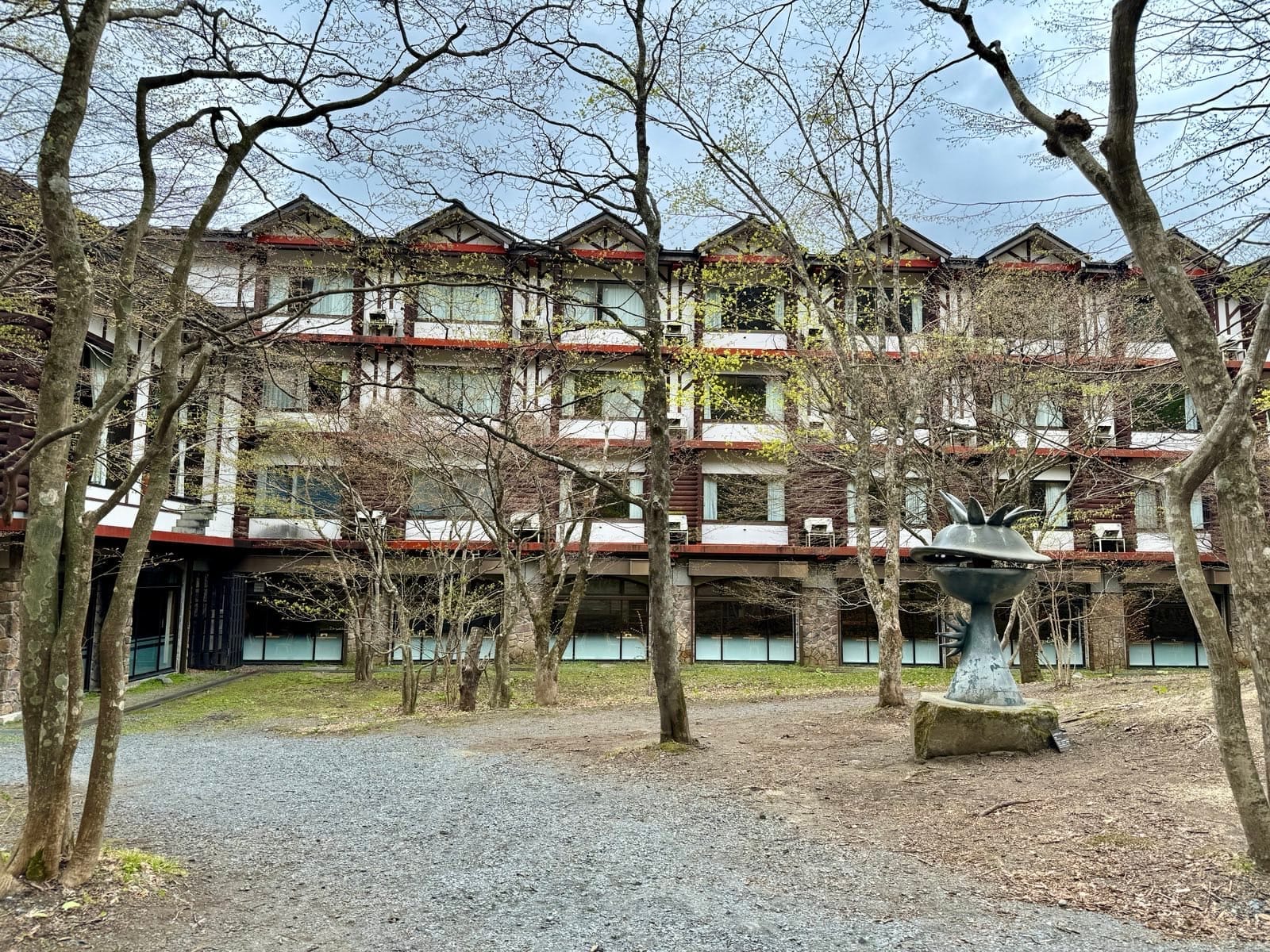 奥入濑溪流酒店庭院与面向树林的建筑