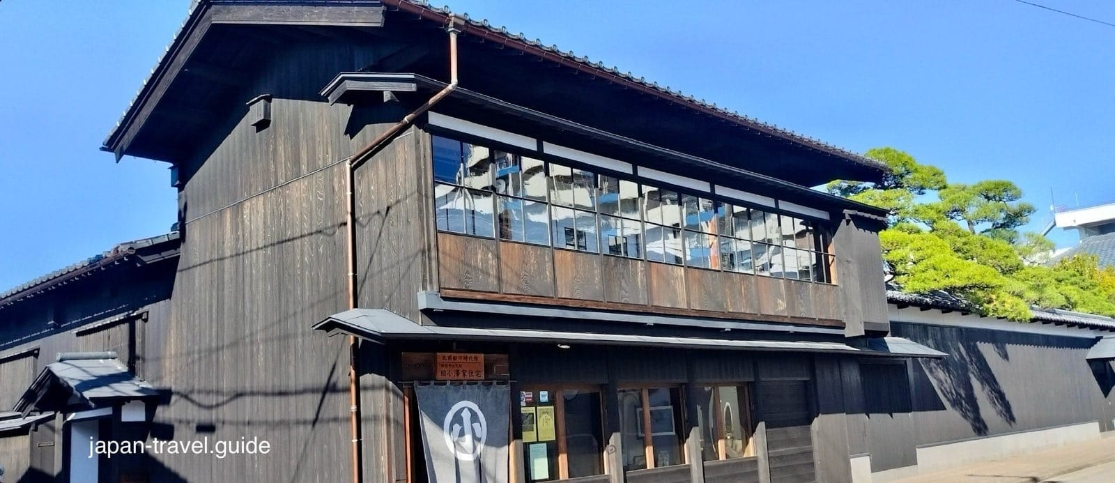 旧小泽家住宅深色木板外墙