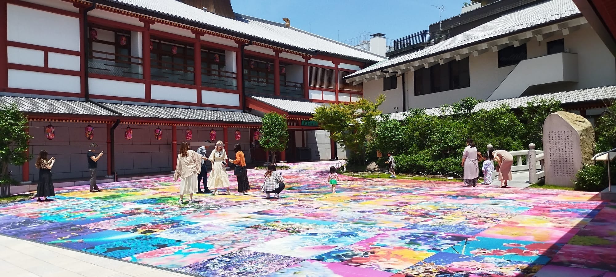 到访时飞鸟乃汤泉中庭铺设的蜷川实花作品