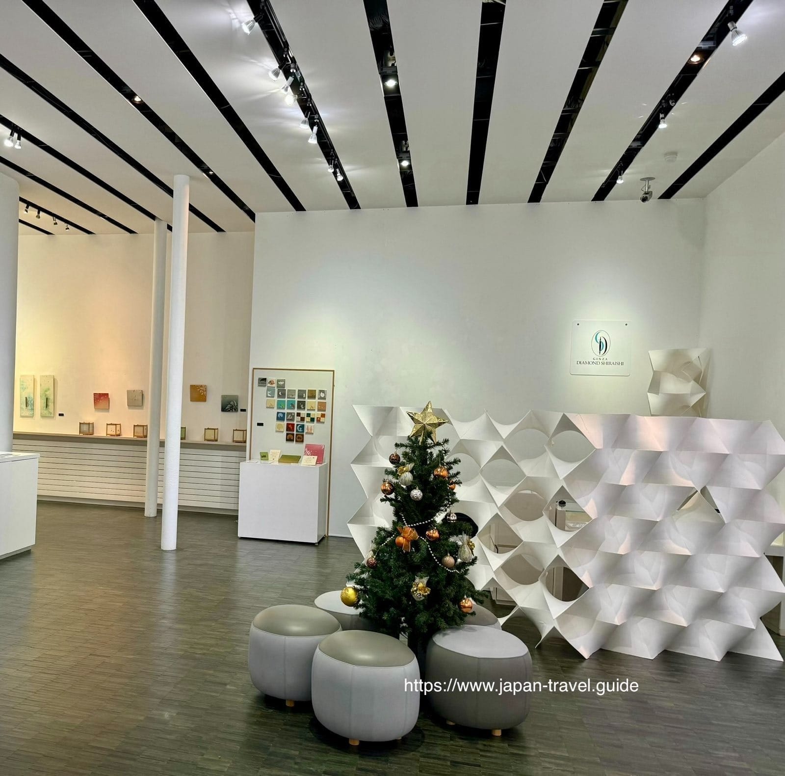 轻井泽新美术馆一层的展示与休息空间