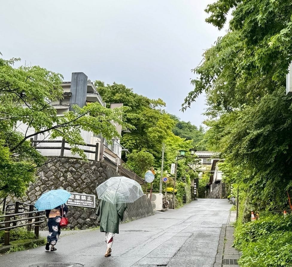 雨天伊香保温泉街的石阶与行人