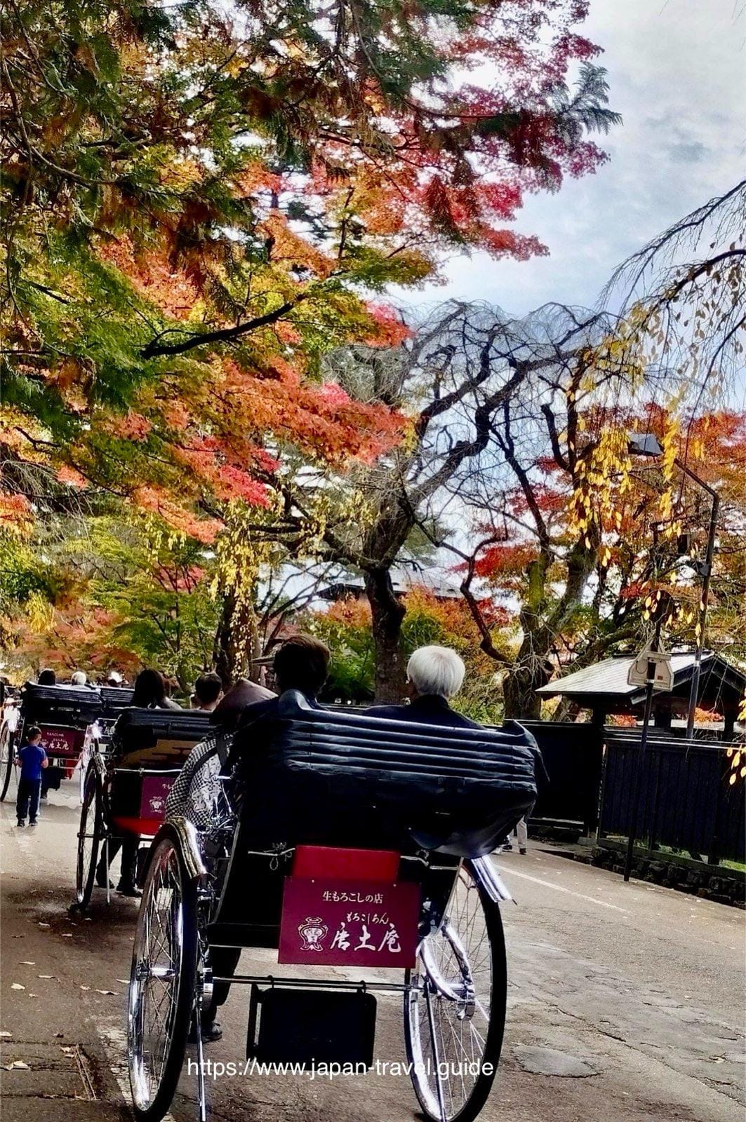穿过角馆秋日街道的人力车