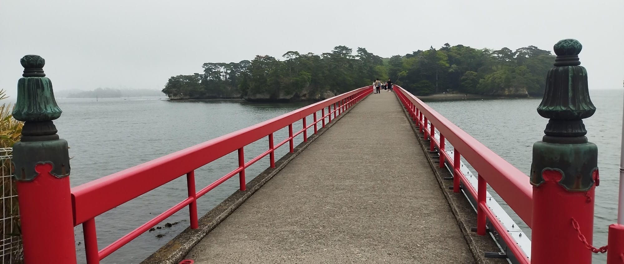 连接松岛海岸与福浦岛的长长朱桥