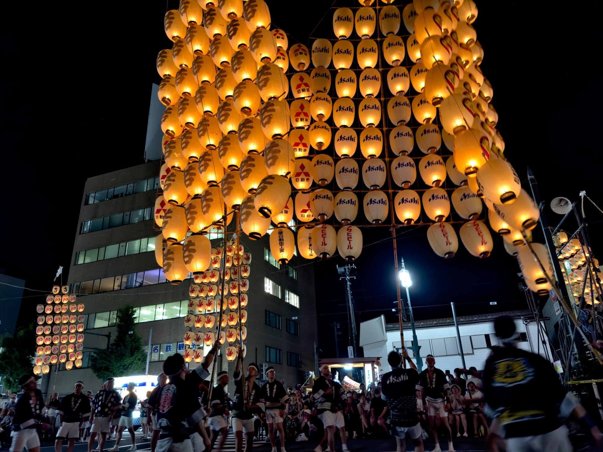 秋田夜空中点亮的竿灯