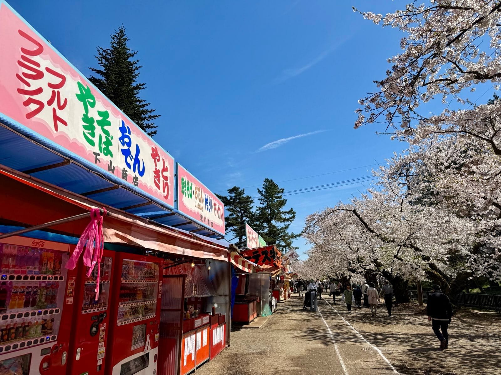 露天小吃店鳞次栉比