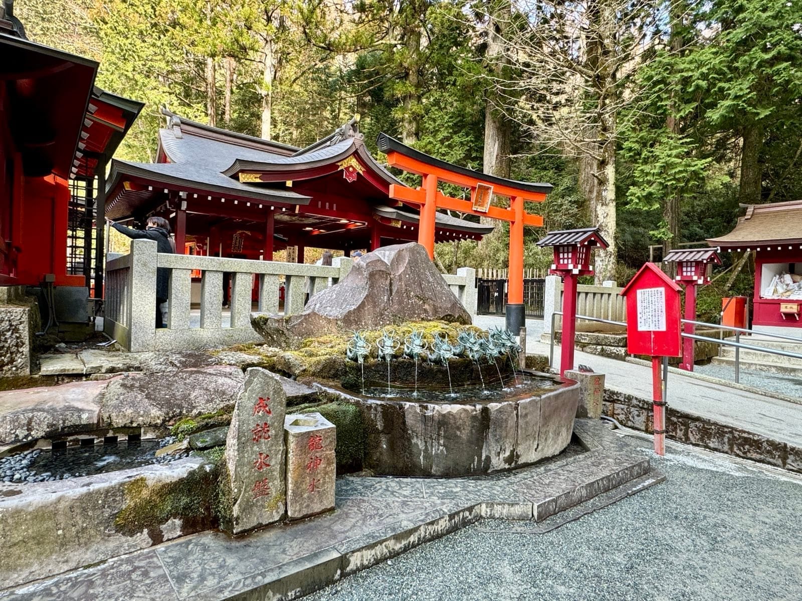 九头龙神社新宫的龙口手水