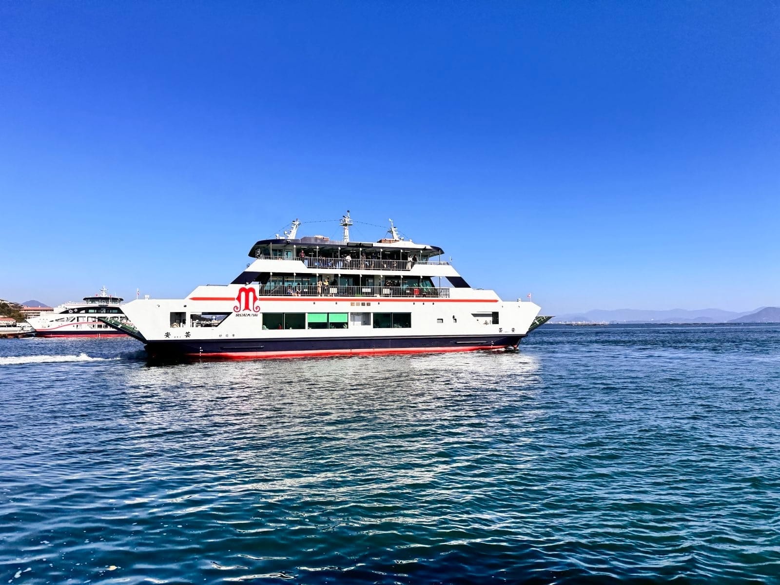 在濑户内海航行的宫岛渡轮
