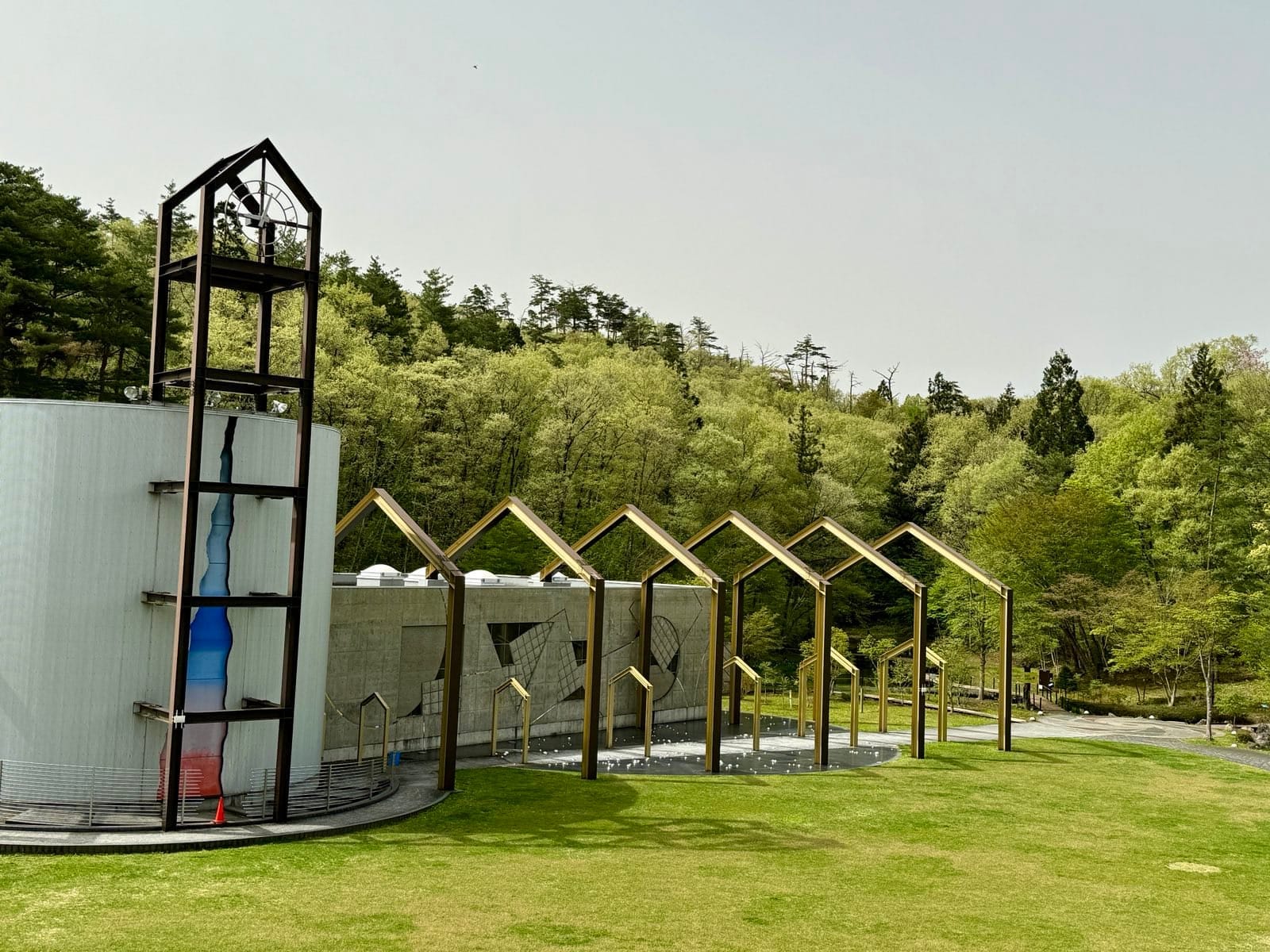 童话村的草坪与造型各异的展示建筑