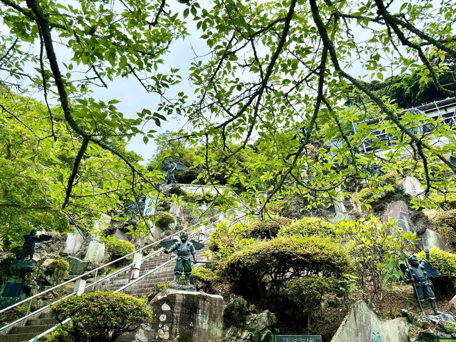 半僧坊参道两侧的天狗像