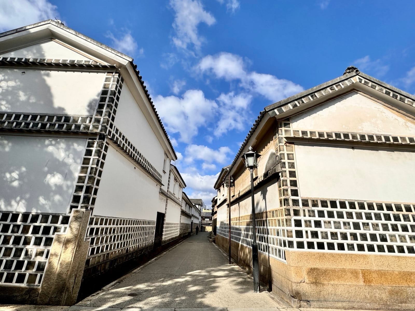 仓库、柳树与河道相连的街景