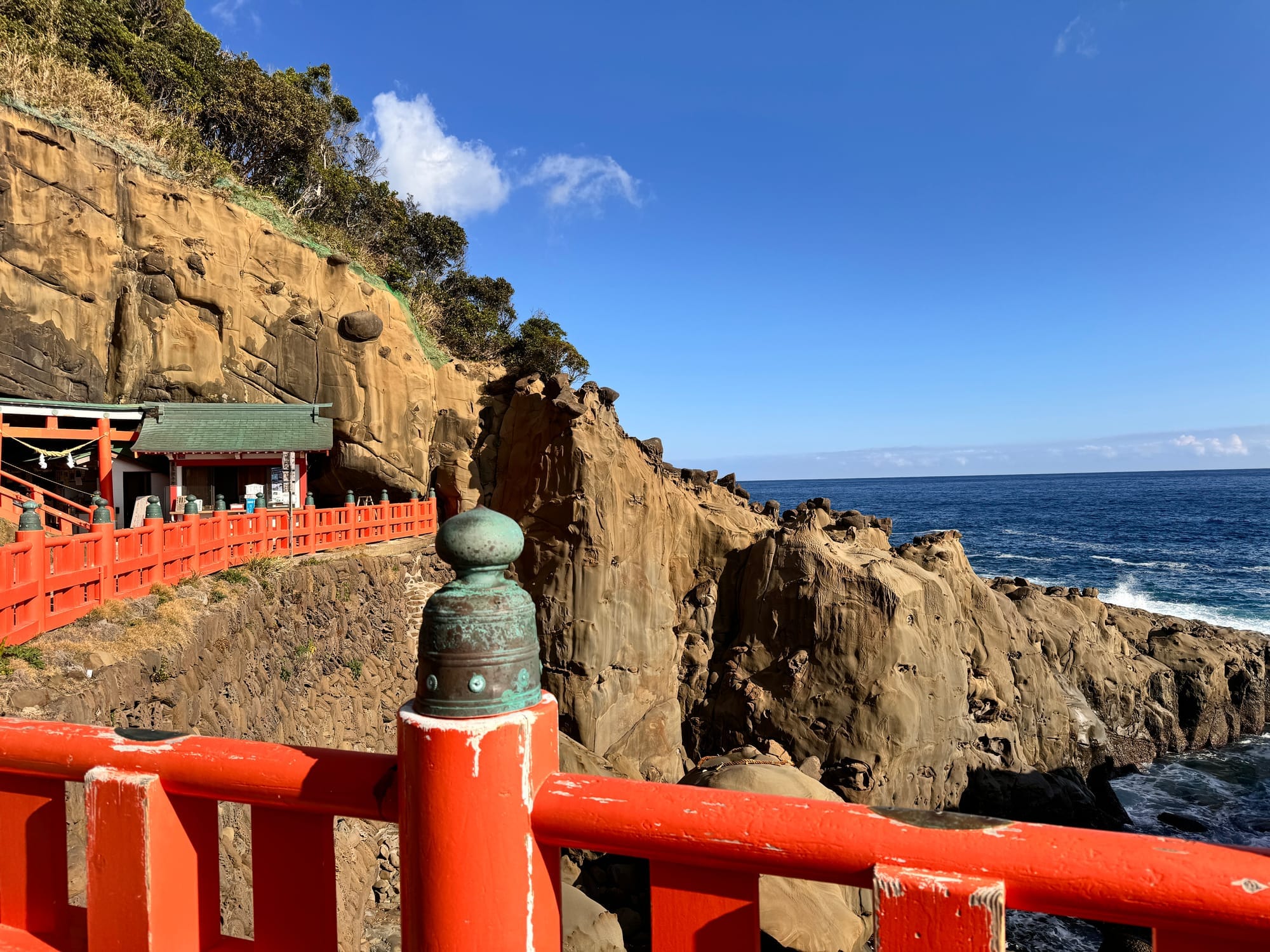 鹈户神宫沿海崖延伸的朱红色栏杆