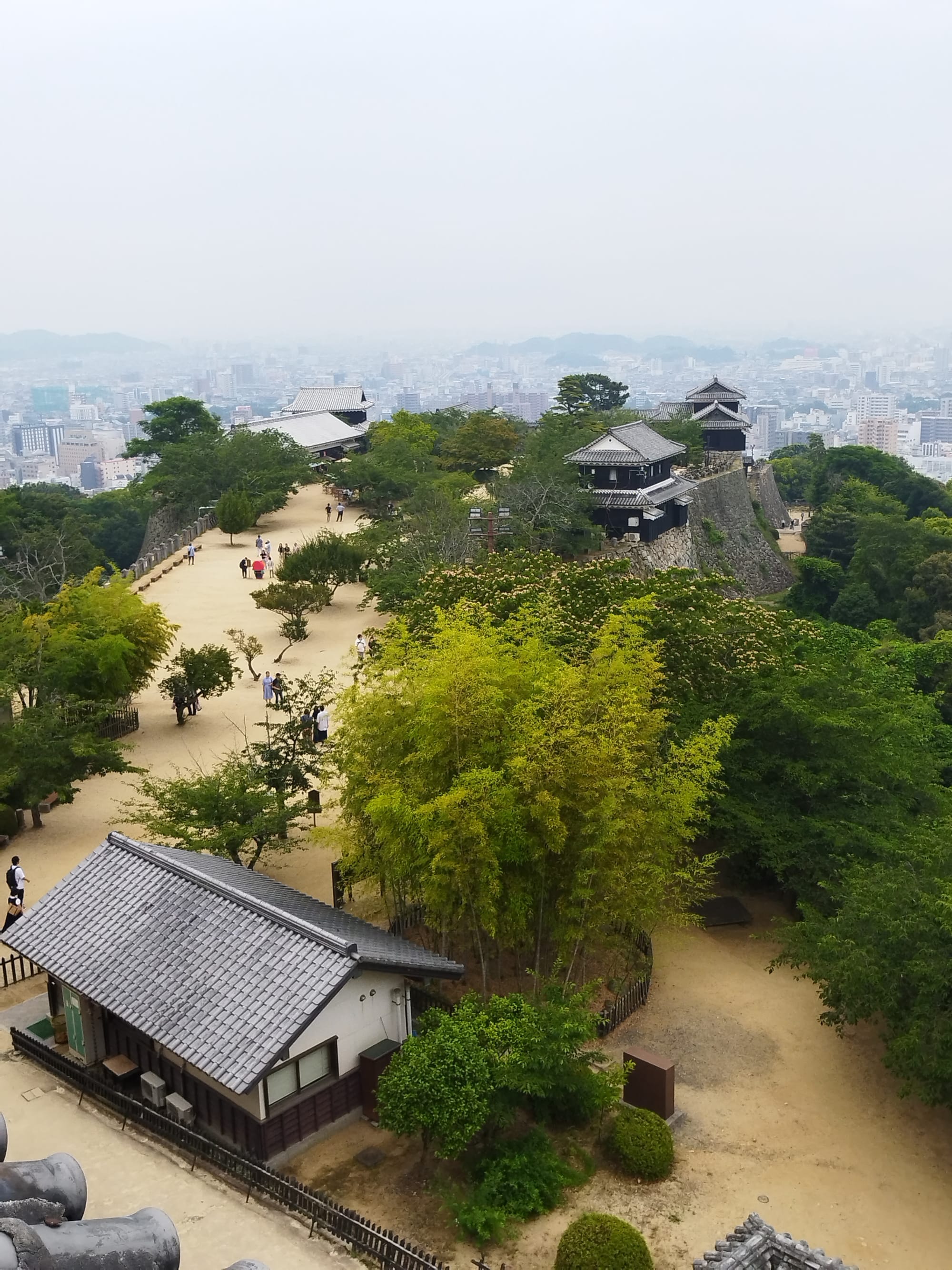 从松山城高处眺望城郭与松山市区