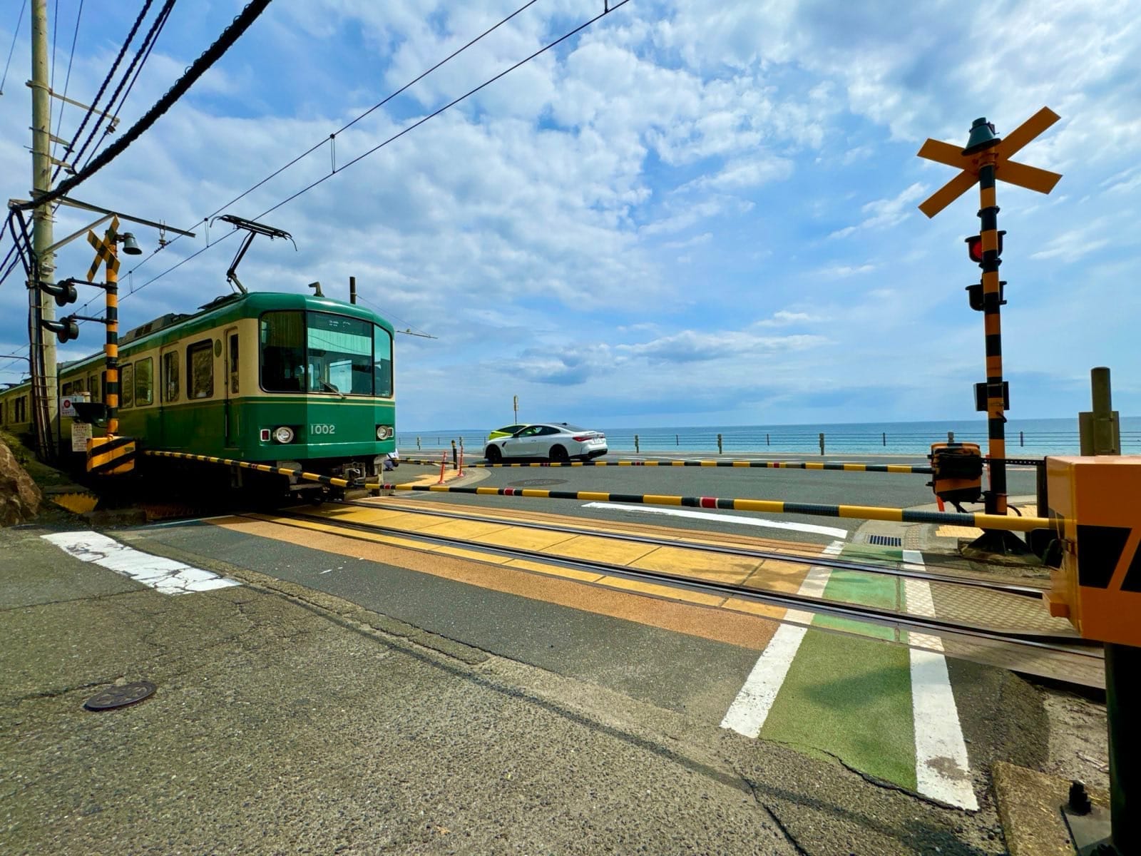 从道路旁望向江之电道口与湘南海面