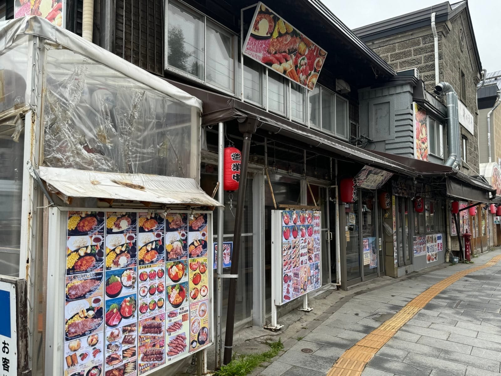 小樽街头的寿司店与餐饮招牌