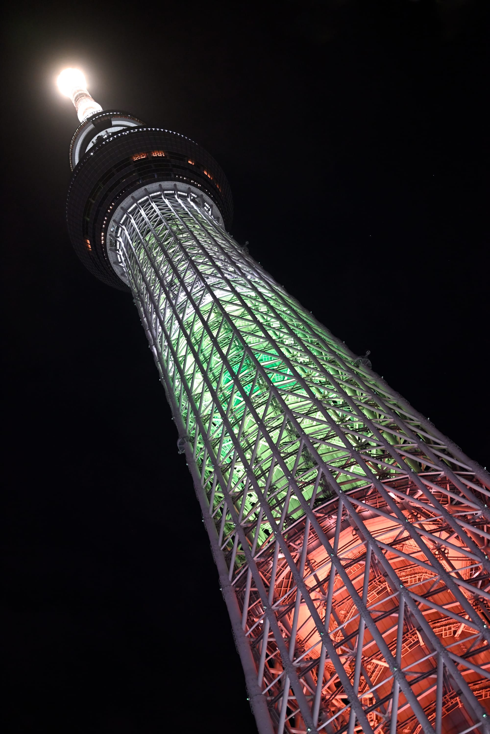 晴空塔《原神》联动的绿色与橙红色照明