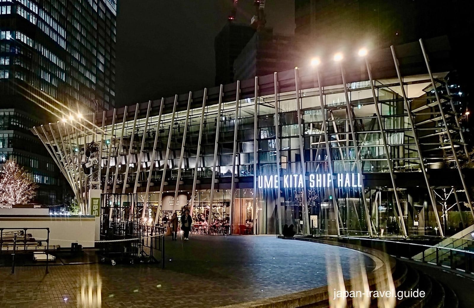 夜晚亮灯的梅北SHIP HALL