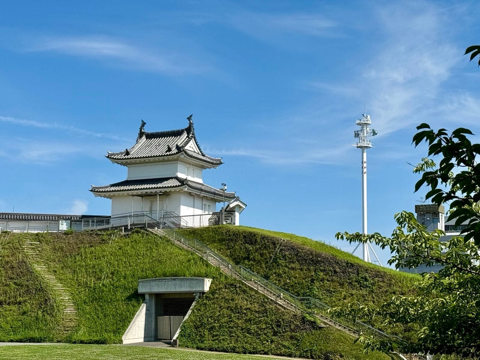 土垒上的复原清明台