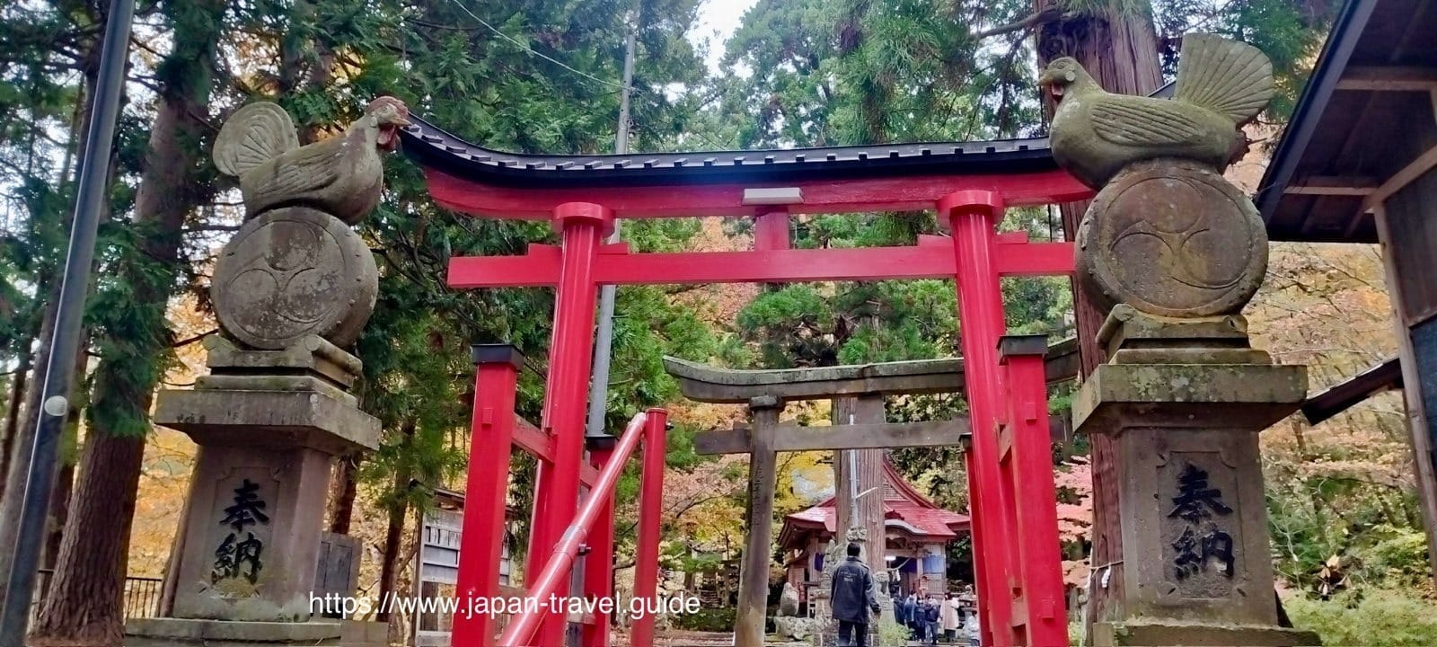 中野神社朱红鸟居前的石灯笼