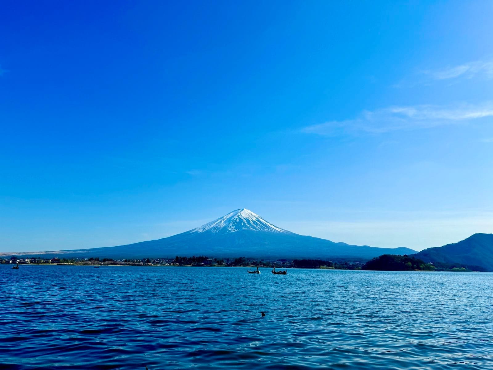 湖畔远眺白雪覆盖的富士山