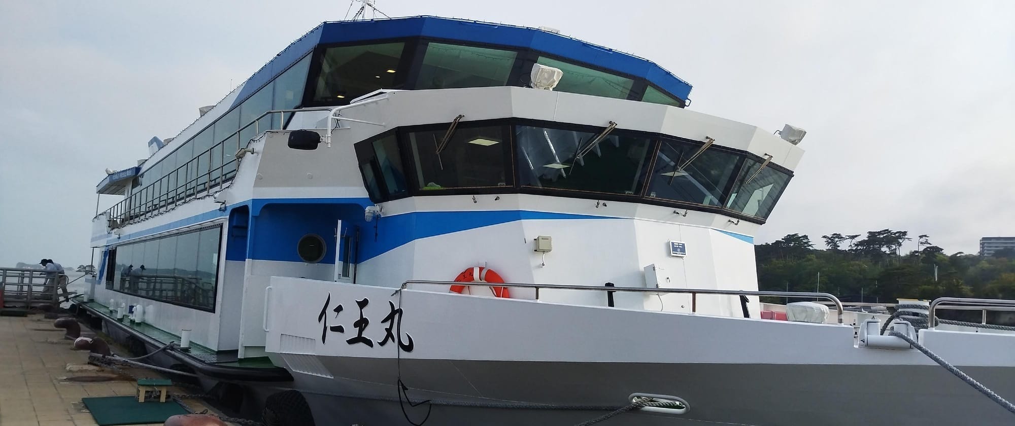 停泊在松岛码头的仁王丸游览船