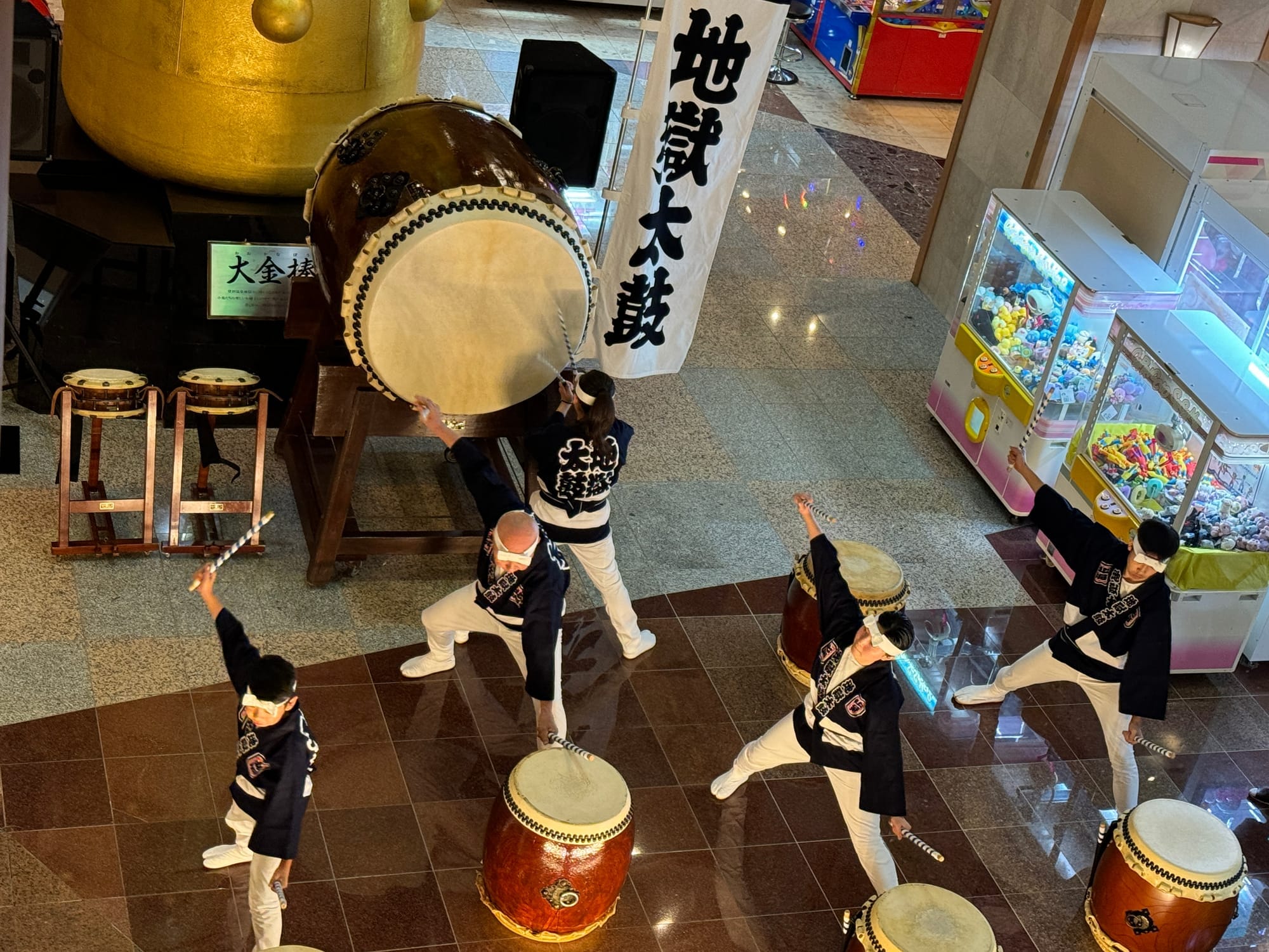 到访时第一泷本馆内的地狱太鼓表演