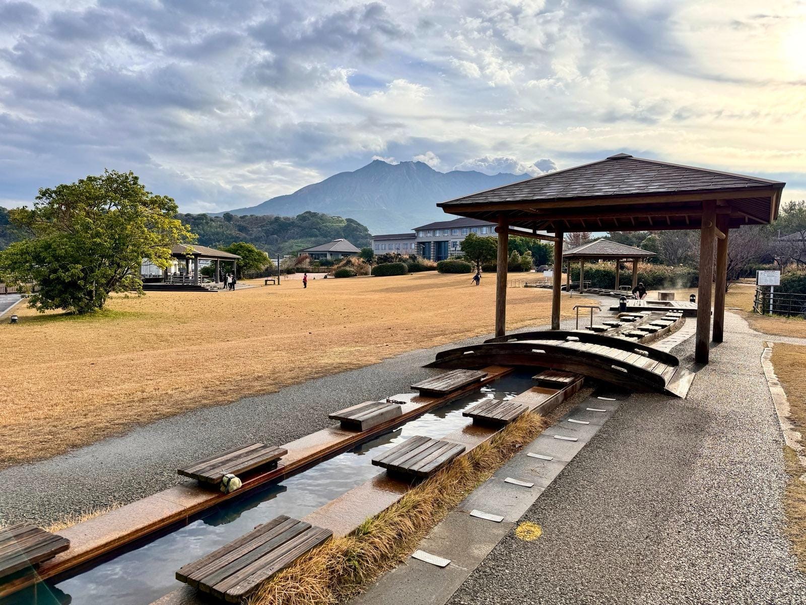 樱岛熔岩海岸旁的长条天然足汤