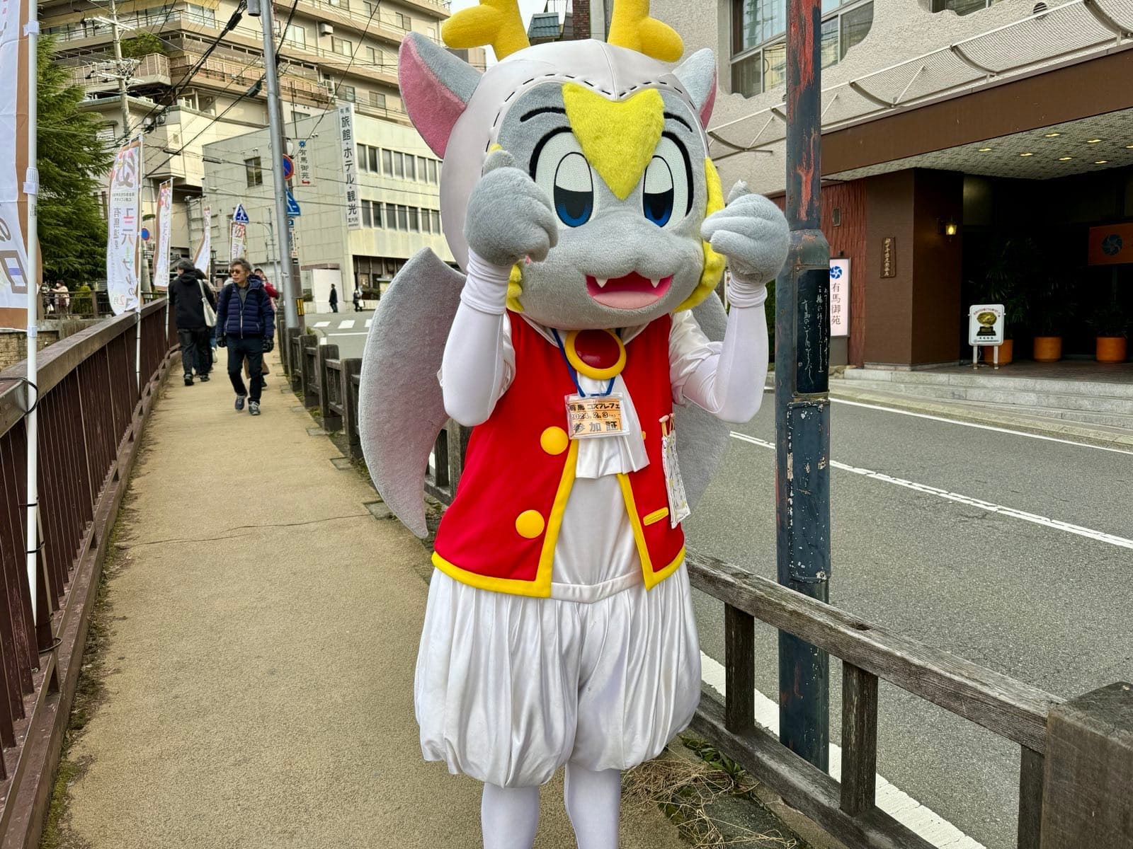 温泉街上的吉祥物装扮