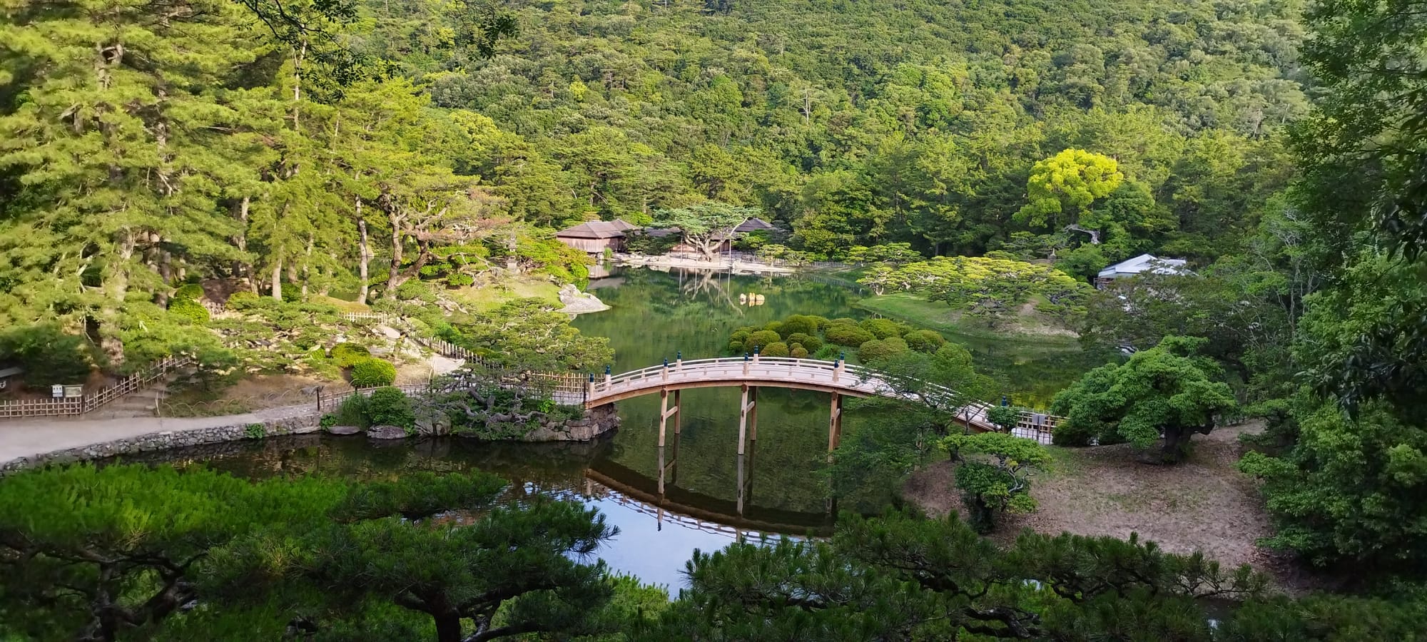 栗林公园池塘上的拱形桥