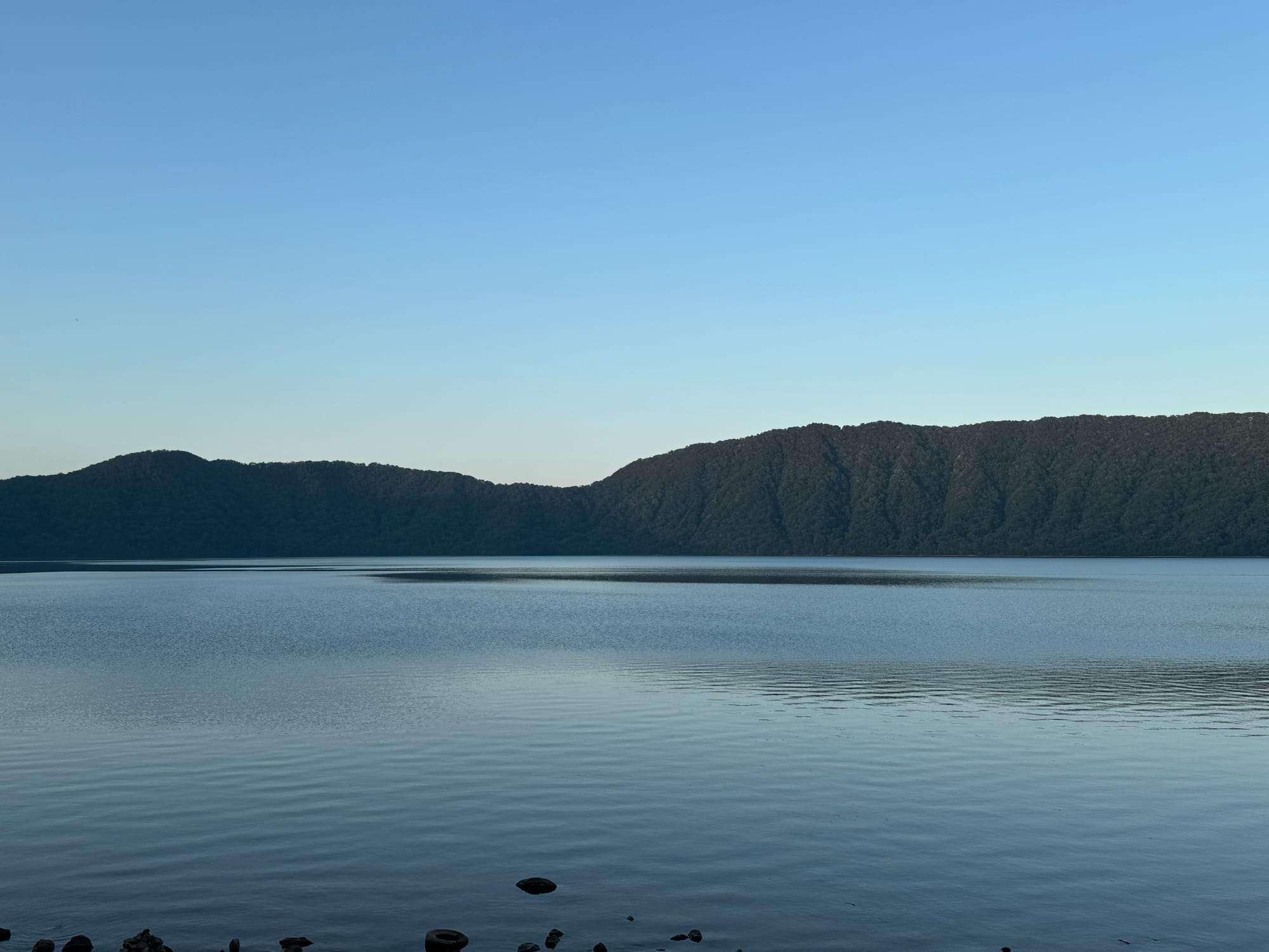 晴朗天气下平静的俱多乐湖湖面