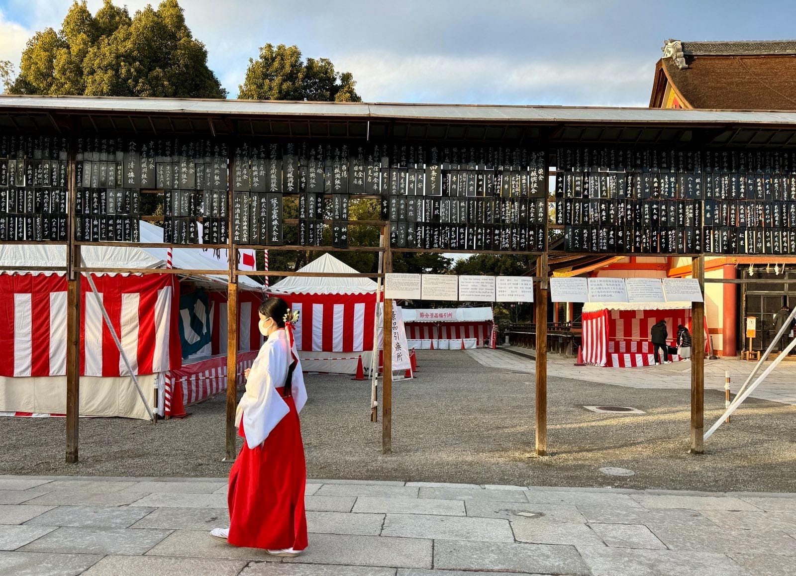 神社境内身穿白衣红裙的巫女