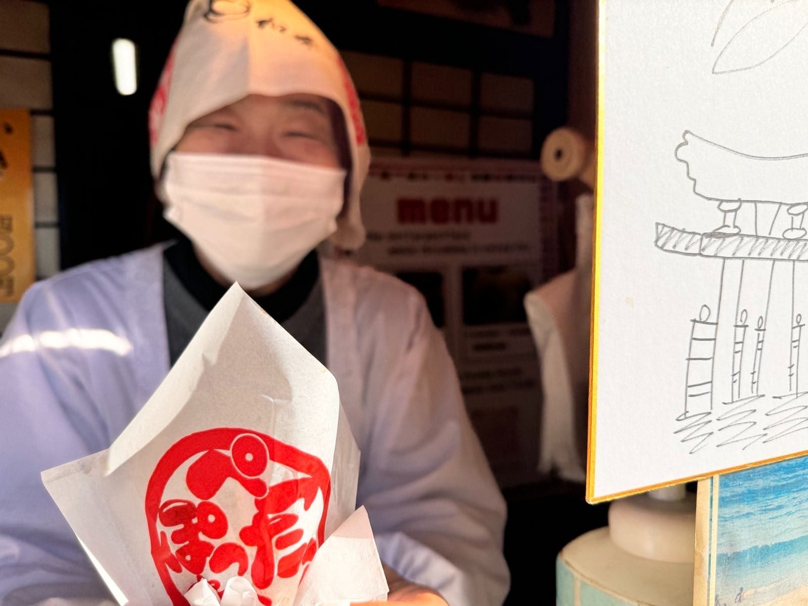 店员递来刚做好的红叶馒头点心