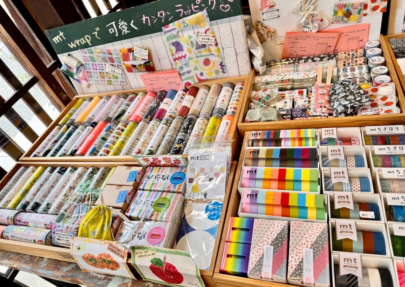 文具店里各式图案的和纸胶带