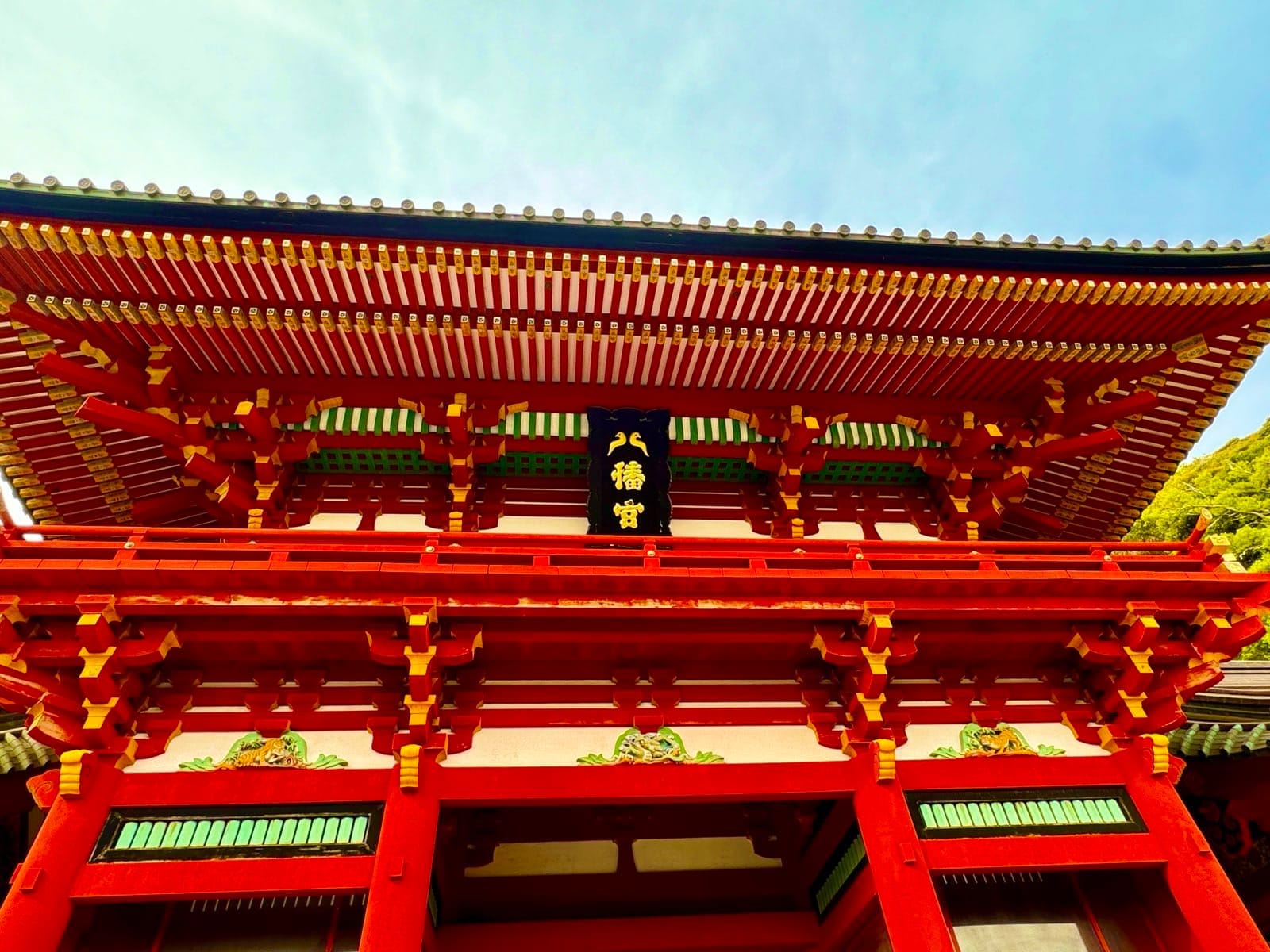 鹤冈八幡宫本宫的朱红色楼门与匾额