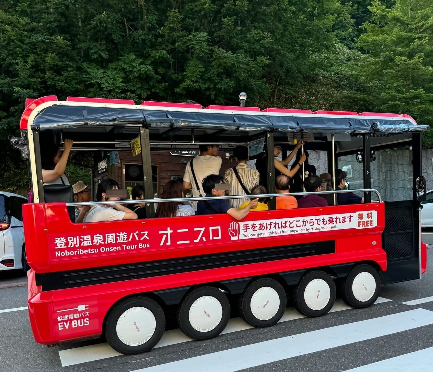 登别温泉街的低速电动观光巴士