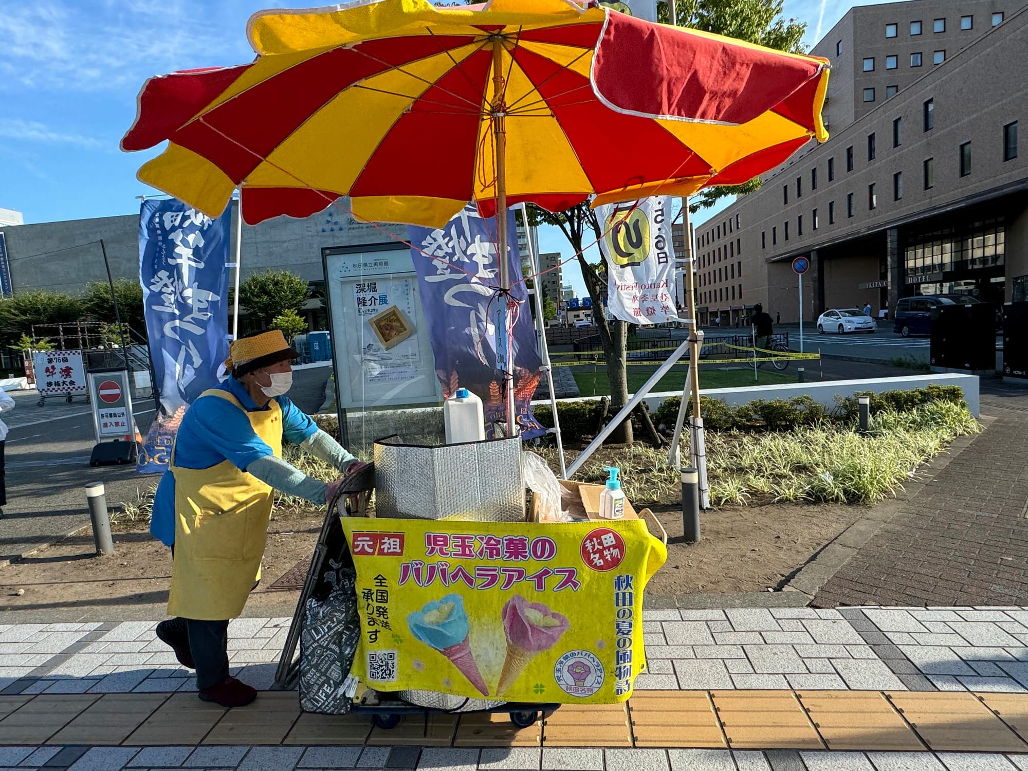街边售卖手铲冰淇淋的摊位
