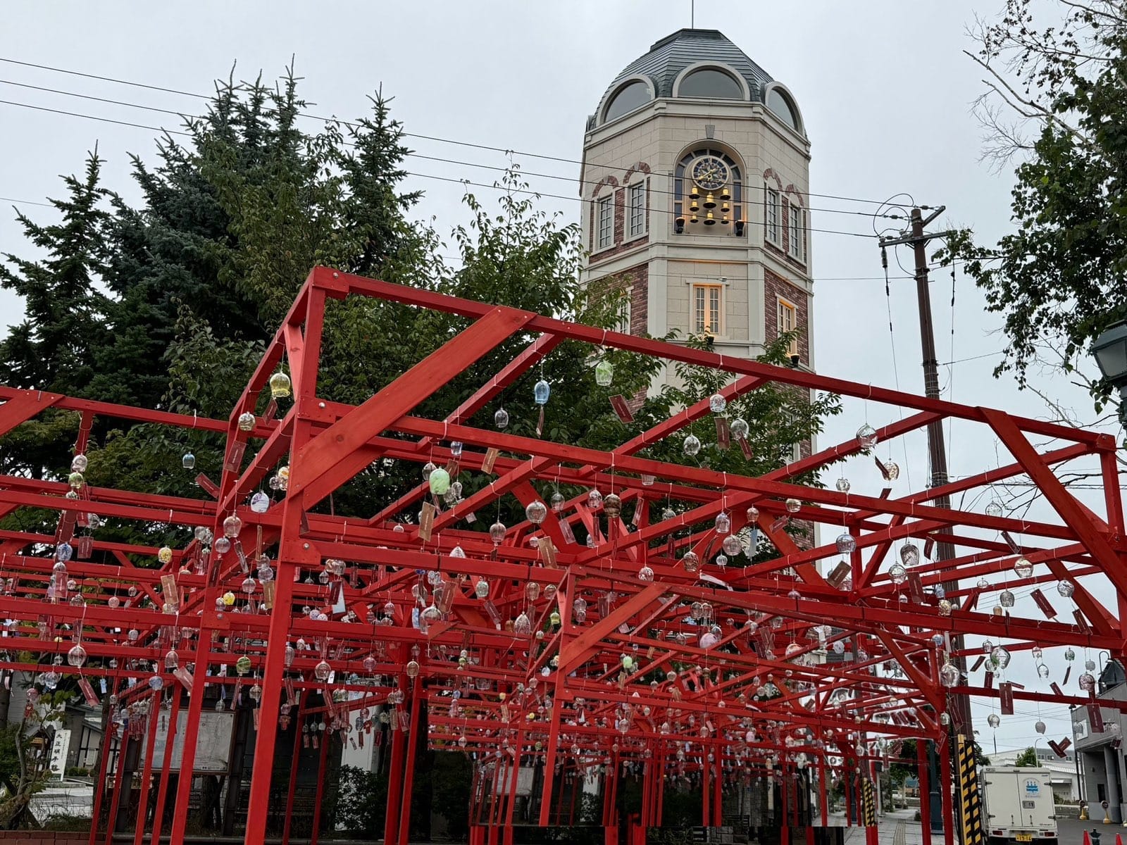童话十字路口附近的建筑与街头装置