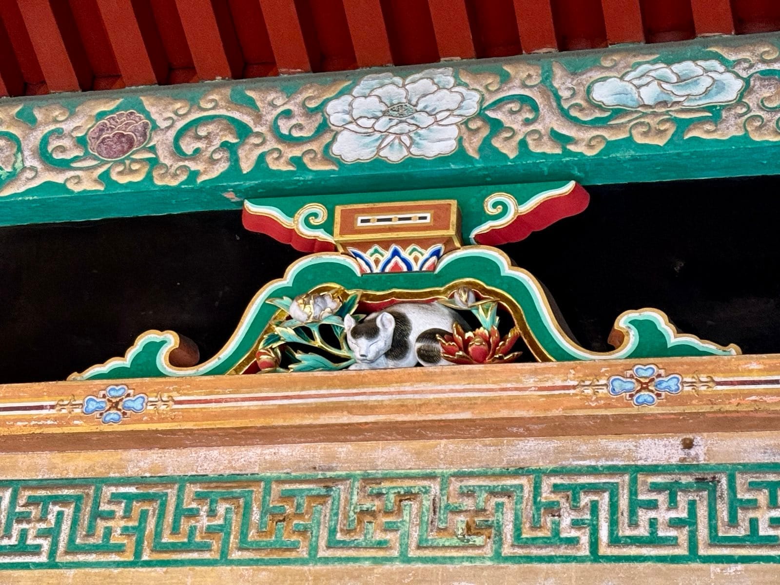 东回廊檐下的眠猫雕刻