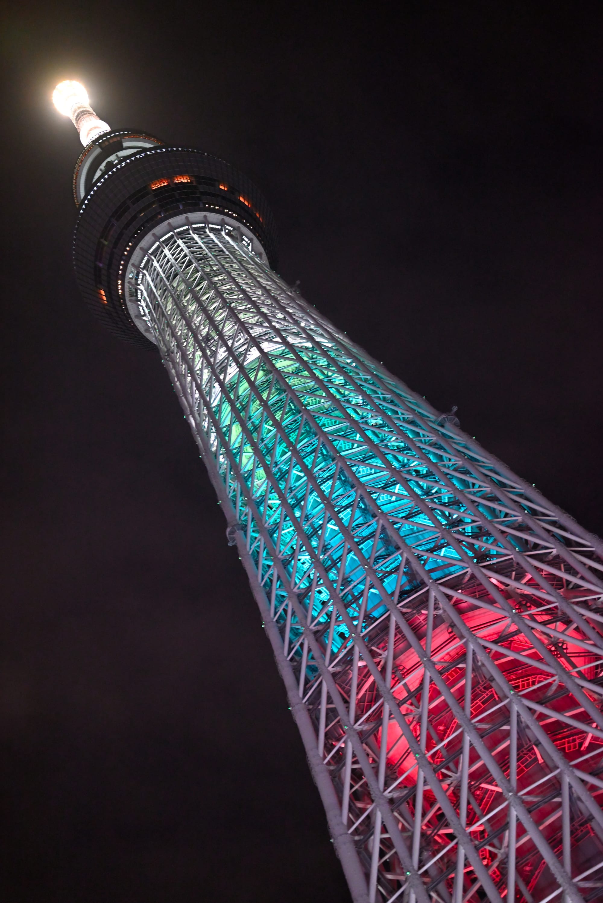 晴空塔《原神》联动的青色与红色照明
