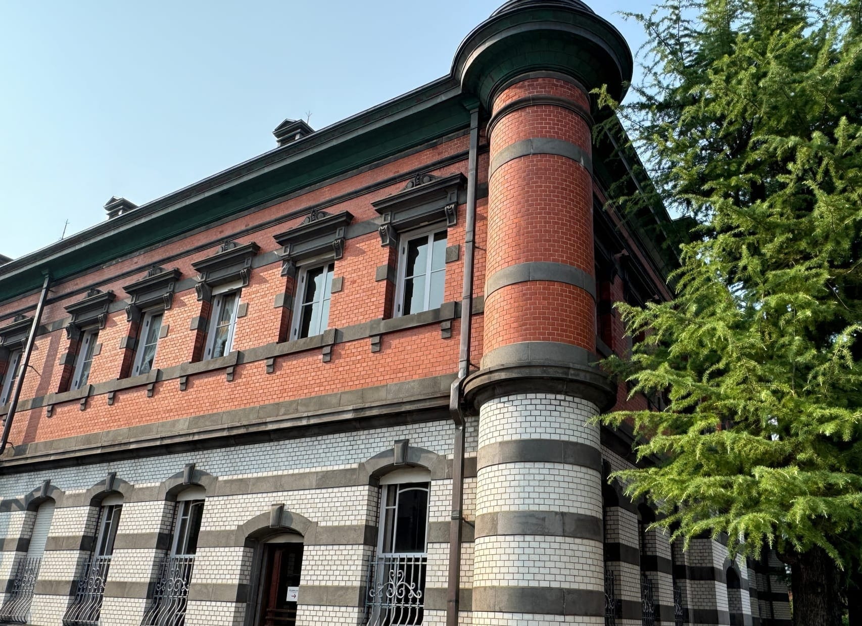 红砖乡土馆的砖墙与转角建筑