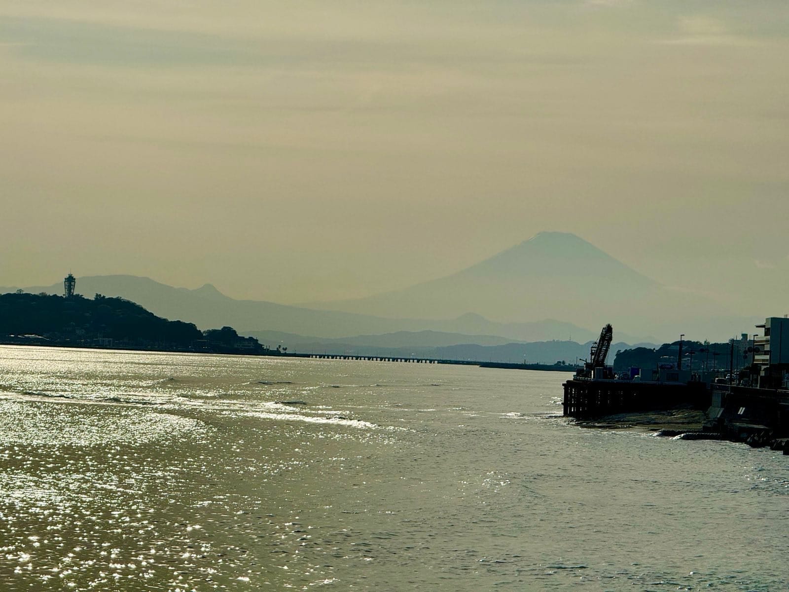 薄雾中从稻村崎眺望江之岛与富士山