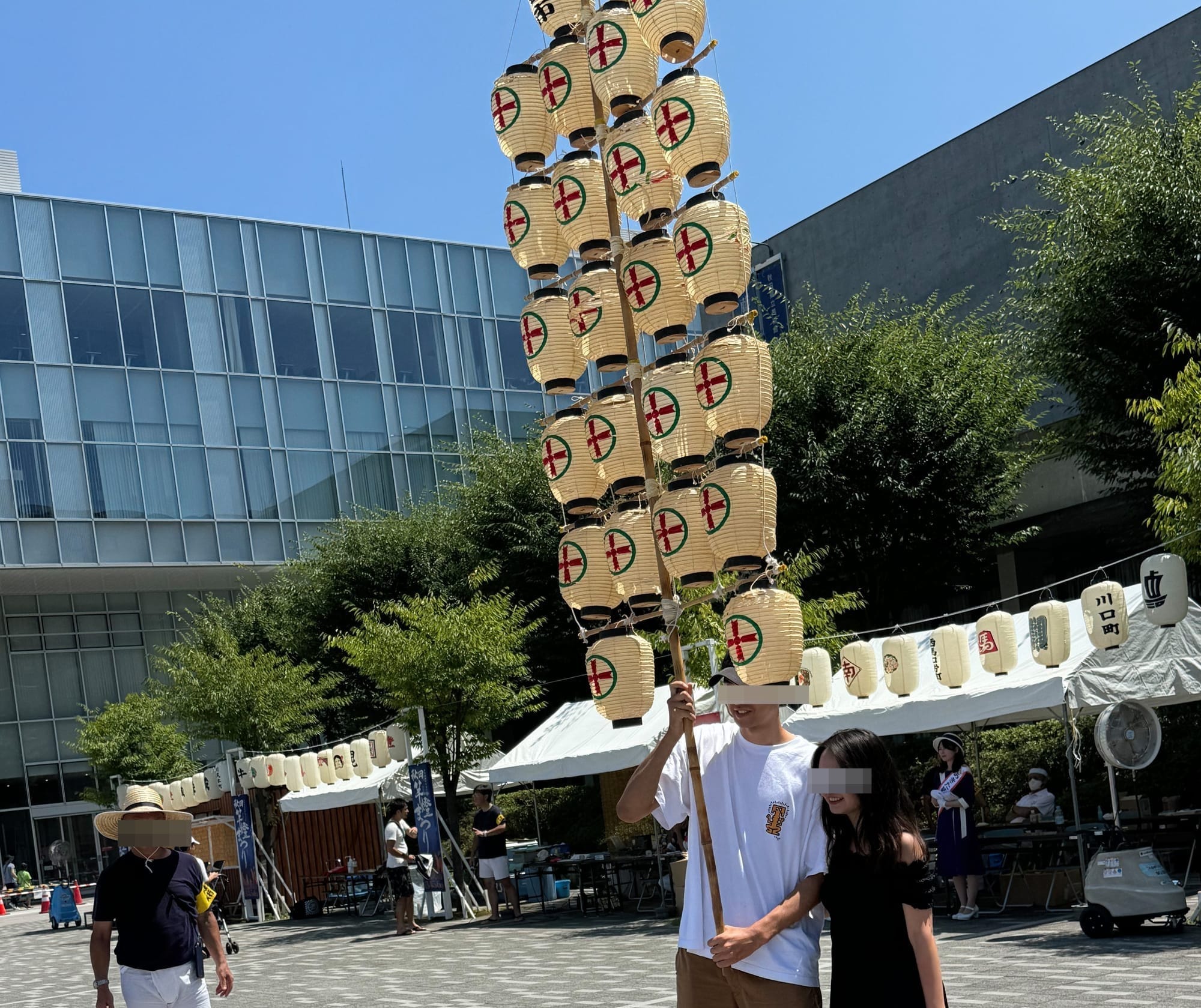 观众体验用手撑起竿灯