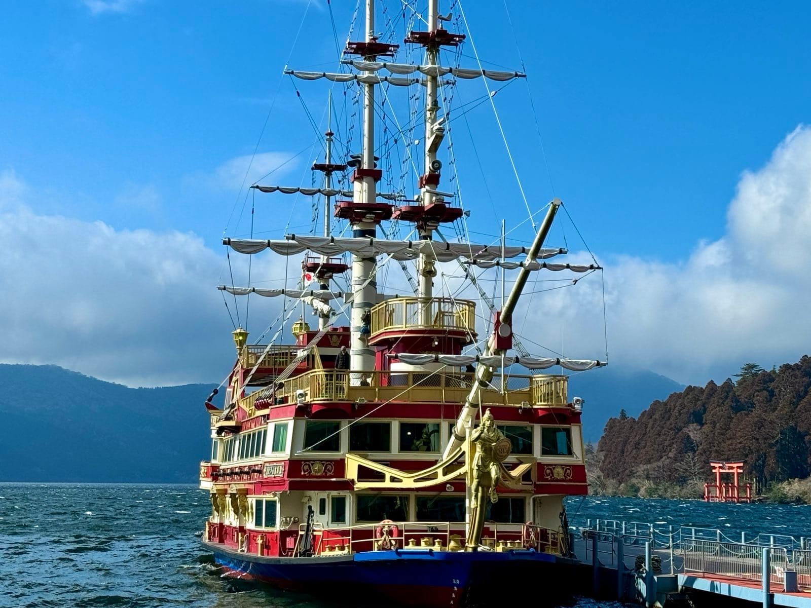 停泊在芦之湖港口的箱根海盗船