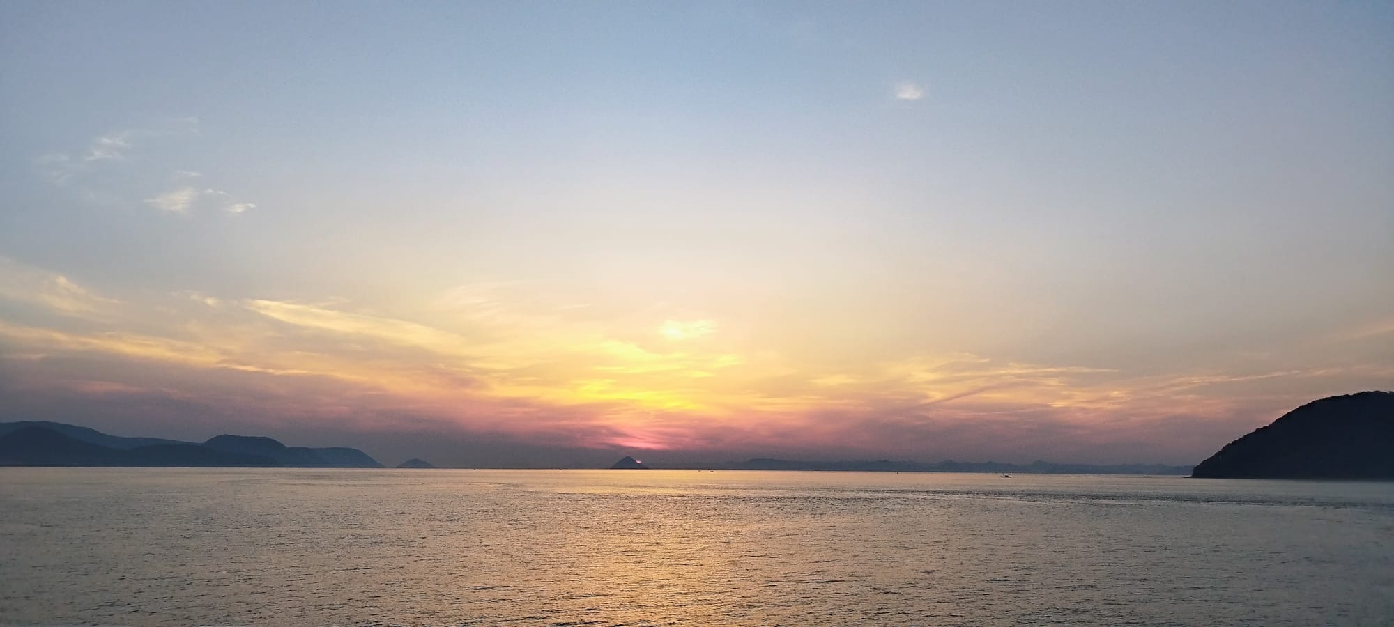 高松港日落时的天空与海面