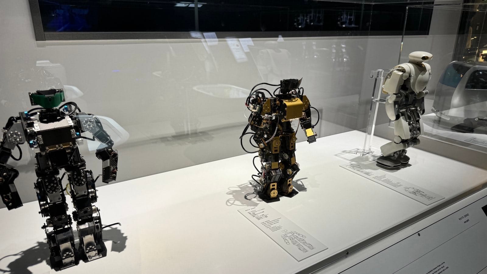 展柜内不同形态的机器人模型