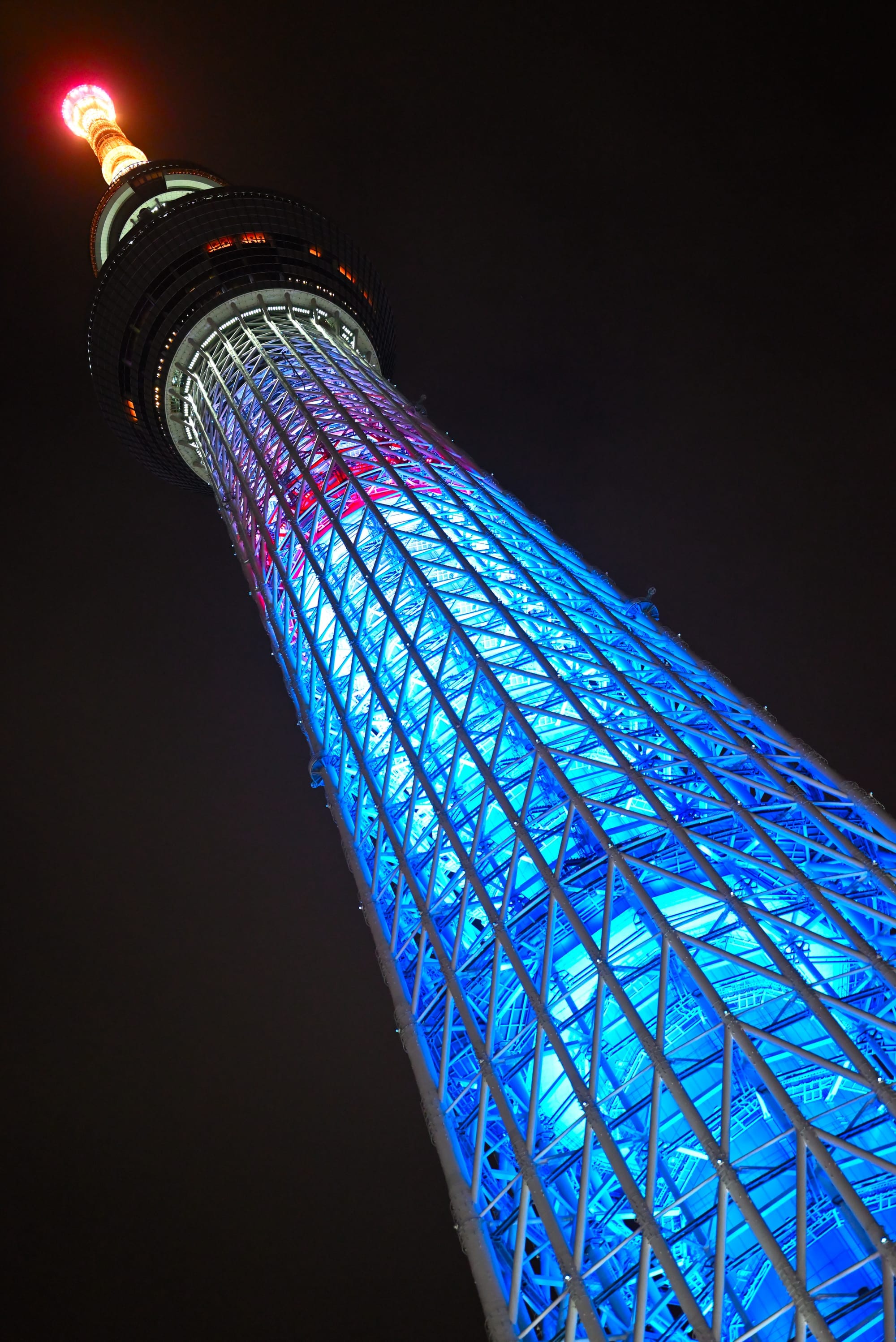 晴空塔《原神》联动的深蓝与红色照明