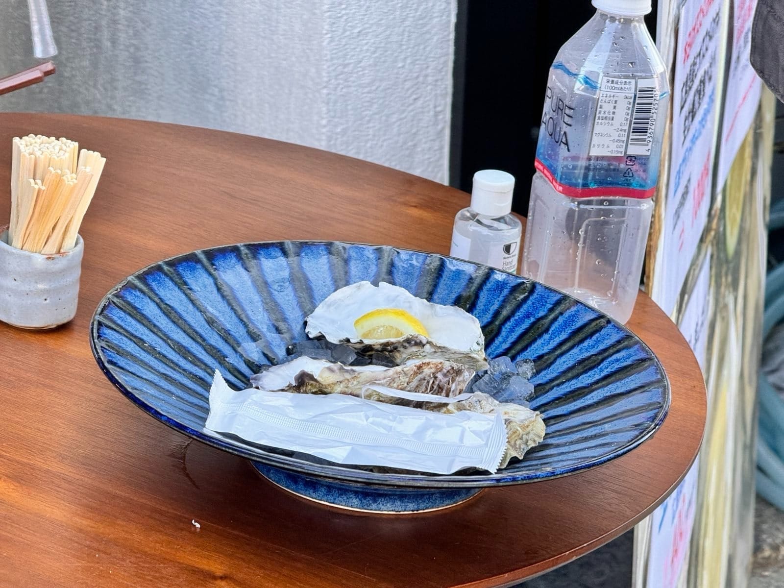 搭配柠檬享用的宫岛牡蛎