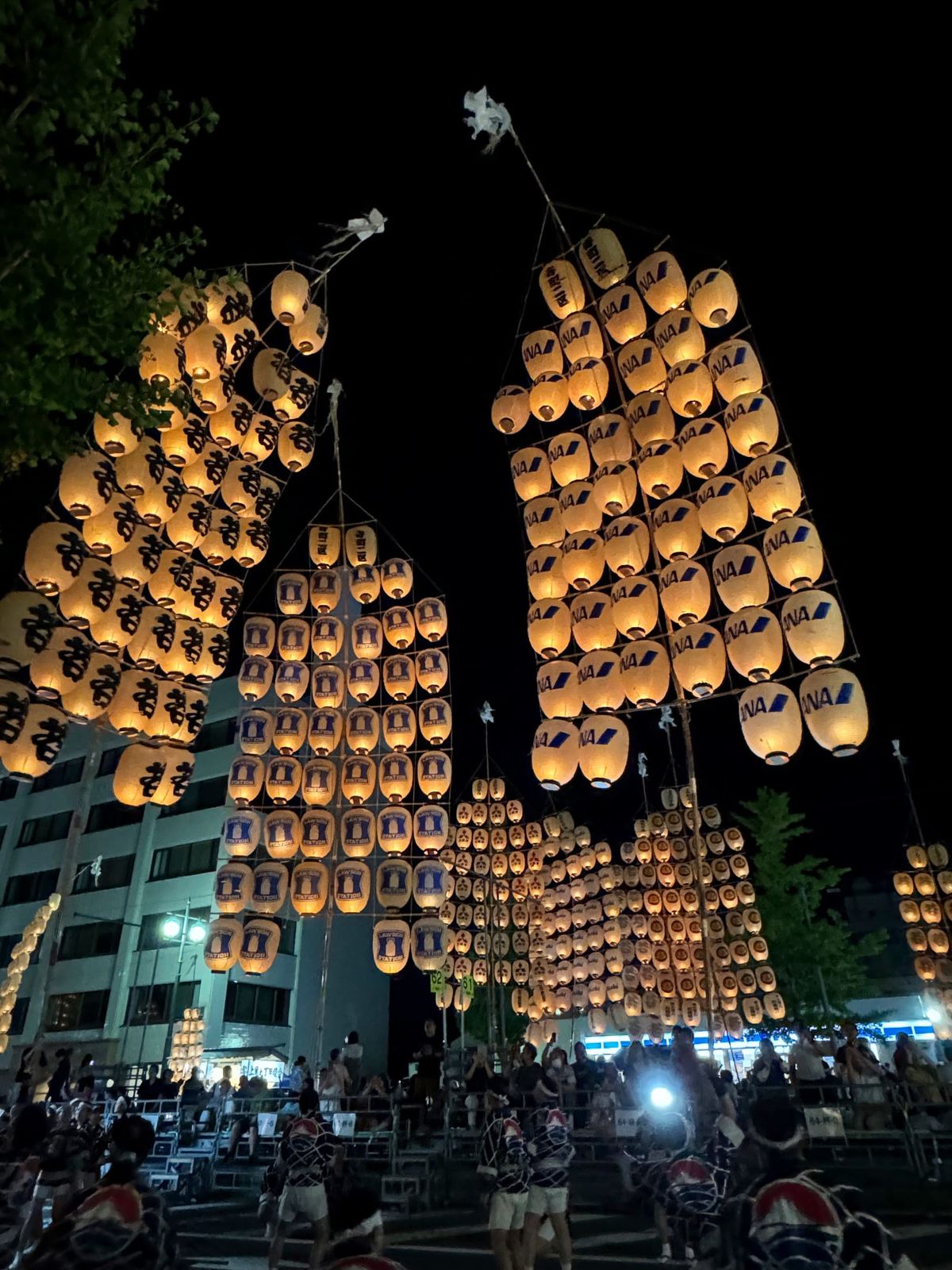 “夜空摇曳金穗，万灯承载人愿”秋田竿灯节记