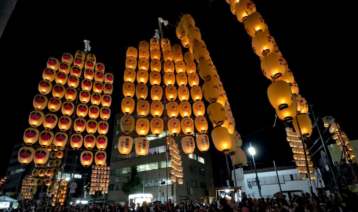 夜空下高高举起的秋田竿灯
